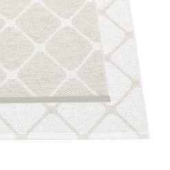 Pappelina - Rex Omkeerbaar Tapijt (70 Cm) 8 Pappelina - Rex Omkeerbaar Tapijt (70 Cm) -Meubilair Verkoopwinkel Pappelina Rex Teppich fossil grey vanilla detail frei