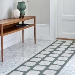 Pappelina - Sten Omkeerbaar Vloerkleed (70 Cm) 13 Pappelina - Sten Omkeerbaar Vloerkleed (70 Cm) -Meubilair Verkoopwinkel Pappelina Sten Wendeteppich army fossil Situation 3