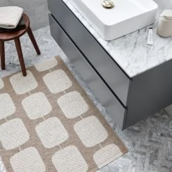 Pappelina - Sten Omkeerbaar Vloerkleed (70 Cm) 11 Pappelina - Sten Omkeerbaar Vloerkleed (70 Cm) -Meubilair Verkoopwinkel Pappelina Sten Wendeteppich light nougat vanilla Situation 1