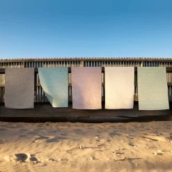 Pappelina - Svea Tapijt (70 Cm) -Meubilair Verkoopwinkel Pappelina svea verschiedene Farben aufgehaengt Ambiente 1