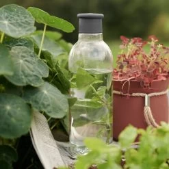 Rig-Tig By Stelton - Drink-It Waterfles 25 Rig-Tig By Stelton - Drink-It Waterfles -Meubilair Verkoopwinkel Rig Tig by Stelton Drink it Wasserflasche grau Pflanzen gruen Ambiente