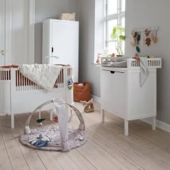 Sebra - Veranderen Van Eenheid -Meubilair Verkoopwinkel Sebra Kinder Kleiderschrank 1 tuerig classic white Baby Gym Krabbeldecke mit Spielbogen Wickelkommode