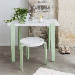 TipToe - MINI LOU Kinderkrukje Tutti -Meubilair Verkoopwinkel TipToe Kinderschreibtisch MINI LOU Kinderhocker Tutti recycled plastic dinogruen Situation