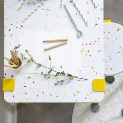 TipToe - MINI LOU Kinderkrukje Tutti -Meubilair Verkoopwinkel TipToe Kinderschreibtisch MINI LOU Kinderhocker Tutti recycled plastic sonnengelb Situation