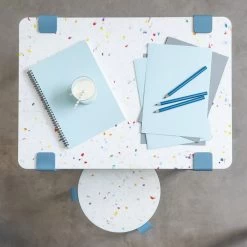 TipToe - MINI LOU Kinderkrukje Tutti -Meubilair Verkoopwinkel TipToe Kinderschreibtisch MINI LOU Kinderhocker Tutti recycled plastic walblau Situation