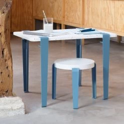 TipToe - Bureau Voor Kinderen Tutti Frutti -Meubilair Verkoopwinkel TipToe MINI LOU Kinderhocker Eiche walblau Situation 2