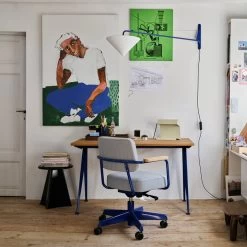 Vitra - Compas Direction Tabel -Meubilair Verkoopwinkel Vitra Compas Direction Tisch Eiche natur Prouve Bleu Marcoule Situation 1