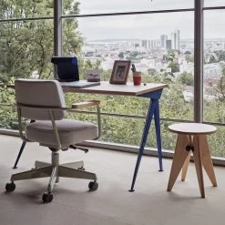 Vitra - Fauteuil Direction Pivotant Bureaustoel -Meubilair Verkoopwinkel Vitra Compas Direction Tisch Eiche natur Prouve Bleu Marcoule Situation 2