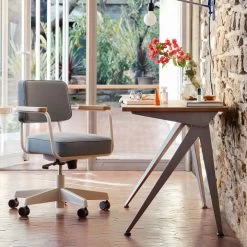 Vitra - Compas Direction Tabel -Meubilair Verkoopwinkel Vitra Compas Direction Tisch Eiche natur Prouve Metal Brut Situation 2 1