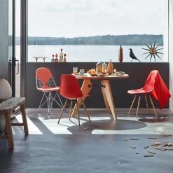 Vitra - Eames Kunststof Zijstoel DSW -Meubilair Verkoopwinkel Vitra DSW Eames Chair rot Uhr Vogel Tisch Ambinete 02
