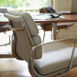 Vitra - Zachte Stoelzitting EA 208 -Meubilair Verkoopwinkel Vitra EA 208 Soft Pad Chair Arbeitssituation Buero hellgrau Ambinete