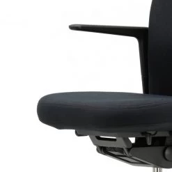 Vitra - Middelhoge Pacific Chair , Vaste Aluminium Armleuningen, Vijf-sterren Gepolijst Aluminium Frame, Wielen Tapijt, Zitting En Rugleuning In Zwart/nero (plano), Licht Frame -Meubilair Verkoopwinkel Vitra Pacific Chair Ruecken sitz schwarz Gestell Armlehnen schwarz detail