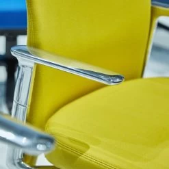 Vitra - Middelhoge Pacific Chair , Vaste Aluminium Armleuningen, Vijf-sterren Gepolijst Aluminium Frame, Wielen Tapijt, Zitting En Rugleuning In Zwart/nero (plano), Licht Frame -Meubilair Verkoopwinkel Vitra Pacific Chair gelb detail Ambiente