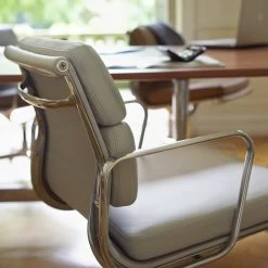 Vitra - Soft Pad Chair EA 217 -Meubilair Verkoopwinkel Vitra Soft Pad Chair EA 217 Leder Premium rueckseite Ambiente