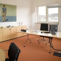 Vitra - EA 219 Soft Pad Bureaustoel Diepzwart Gecoat Met Armleuningen, Leder Premium F Nero (harde Vloerwielen) 21 Vitra - EA 219 Soft Pad Bureaustoel Diepzwart Gecoat Met Armleuningen, Leder Premium F Nero (harde Vloerwielen) -Meubilair Verkoopwinkel Vitra Soft Pad Chair EA 219 Chrom Leder Premium Buerrostuhl Ambiente