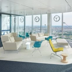 Vitra - Eames Plastic Fauteuil Dar 12 Vitra - Eames Plastic Fauteuil Dar -Meubilair Verkoopwinkel Vitra Telefonica Warteraum Suita Sofa Eames Chair Ambiente