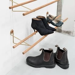 We Do Wood - Shoe Rack -Meubilair Verkoopwinkel We do Wood Shoe Rack messing mit Schuhen Situation 2