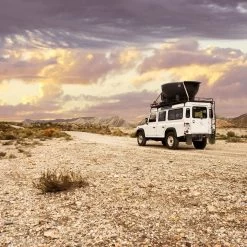 Weltevree - Dutchtub Origineel -Meubilair Verkoopwinkel Welteveree Dutchtub Original auf Jeep in Wueste Ambiente