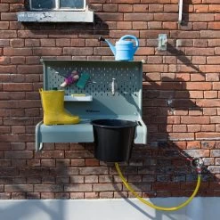 Weltevree - Waterworks Plank Voor Waterkraan, Cementgrijs (RAL 7033) -Meubilair Verkoopwinkel Weltevree Waterworks Ablagetisch fuer Wasserhahn zementgrau Situation 11