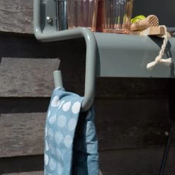 Weltevree - Waterworks Plank Voor Waterkraan, Cementgrijs (RAL 7033) -Meubilair Verkoopwinkel Weltevree Waterworks Ablagetisch fuer Wasserhahn zementgrau Situation 4