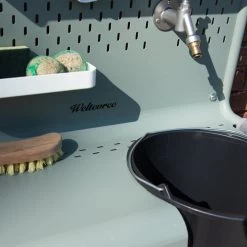 Weltevree - Waterworks Plank Voor Waterkraan, Cementgrijs (RAL 7033) -Meubilair Verkoopwinkel Weltevree Waterworks Ablagetisch fuer Wasserhahn zementgrau Situation 6