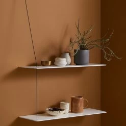 Woud - Wandplank Stedge -Meubilair Verkoopwinkel Woud Stedge Wandregal Eiche weiss lackiert Ambiente