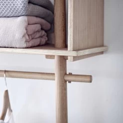 Woud - Tojbox -Meubilair Verkoopwinkel Woud Toejbox Garderobe Wand Eiche gross detail