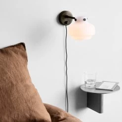 &Tradition & Tradition - Zuilenplank JA2, 80 X 25 Cm, Aluminium Zwart / Walnoot -Meubilair Verkoopwinkel and tradition Copenhagen SC16 Wandleuchte Leuchte amb Bett Ambiente