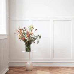 &Tradition & Tradition - Lato Bijzettafel -Meubilair Verkoopwinkel andTradition Lato Beistelltisch ivory white crema diva Marmor Blumen