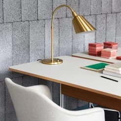 &Tradition & Tradition - Pavilion AV16 Desk -Meubilair Verkoopwinkel andTradition Pavilion AV16 Schreibtisch 130 x 65 cm Eiche Linoleum Mushroom Situation 2