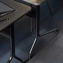 &Tradition & Tradition - Pavilion AV16 Desk -Meubilair Verkoopwinkel andTradition Pavilion AV16 Schreibtisch 130 x 65 cm Eiche schwarz Linoleum schwarz Situation Detail