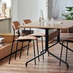 &Tradition & Tradition - Pavilion Dining Eettafel 12 &Tradition & Tradition - Pavilion Dining Eettafel -Meubilair Verkoopwinkel andTradition Pavilion Dining Esstisch Eiche klar lackiert Gestell schwarz Situation