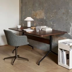 &Tradition & Tradition - Pavilion Dining Eettafel 13 &Tradition & Tradition - Pavilion Dining Eettafel -Meubilair Verkoopwinkel andTradition Pavilion Dining Esstisch Walnuss lackiert Gestell schwarz Situation