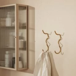 Ferm Living - Curvature Wandhaak -Meubilair Verkoopwinkel ferm Living Curvature Wandhaken einzeln messing Ambiente