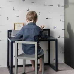Ferm Living - Little Architect Kinderstoel -Meubilair Verkoopwinkel ferm Living Little Architect Desk dunkelblau Little Architect Chair grau Situation