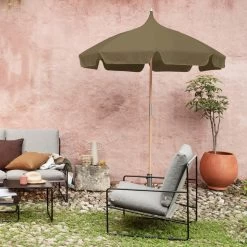 Ferm Living - Lull Parasol -Meubilair Verkoopwinkel ferm Living Lull Sonnenschirm 200 cm military olive Situation
