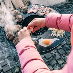 Höfats - Bowl Vuurschaal -Meubilair Verkoopwinkel hoefats Bowl Plancha mit Grillgut draufsicht Ambiente