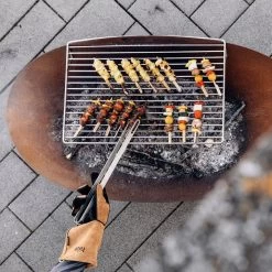 Höfats - Ellipse Brazier -Meubilair Verkoopwinkel hoefats Ellipse Feuerschale Feuer rost patina mit Grillrost und Grillgut Ambient