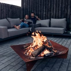 Höfats - Triple Vuurschaal -Meubilair Verkoopwinkel hoefats Triple Grill Freuerschale mit Holz mit Patina rost Ambiente
