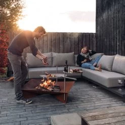 Höfats - Triple Vuurschaal -Meubilair Verkoopwinkel hoefats Triple Grill Freuerschale mit Holz mit Patina rost Anwendung grillen Ambiente