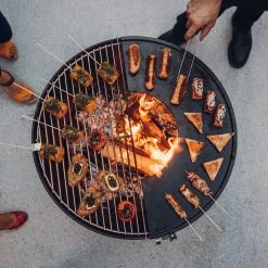 Höfats - Bowl 70 Vuurschaal -Meubilair Verkoopwinkel hofats Bowl 70 mit Grillrost und Plancha Situation 1