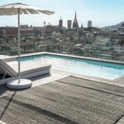 Nanimarquina - Tres Buitendeken -Meubilair Verkoopwinkel nanimarquina Tres Stripes Outdoor Teppich 200 x 300 cm schwarz Situation 2